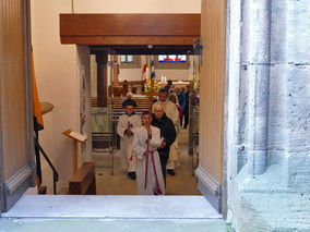 Markusprozession zum Kreuz an der Netzer Straße (© Karl-Franz Thiede)